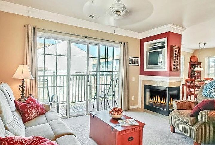 Living room w/fireplace