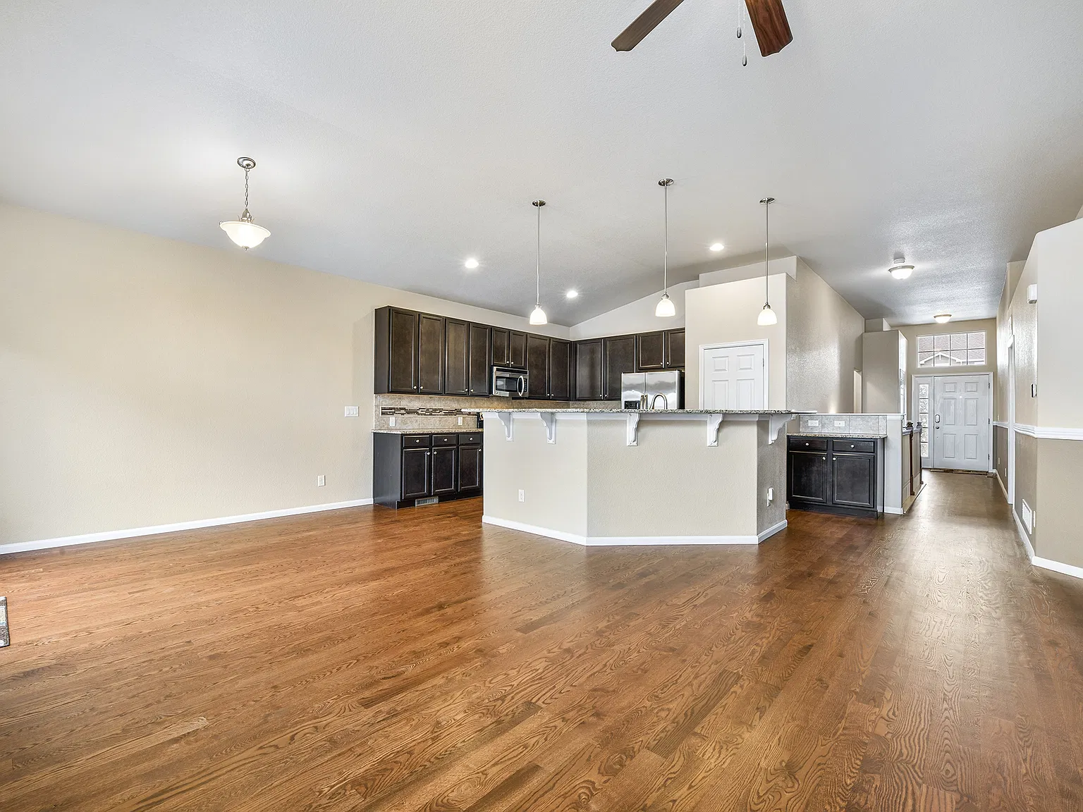 5 bed, 3200 sqft, $2,800 — Photo 3