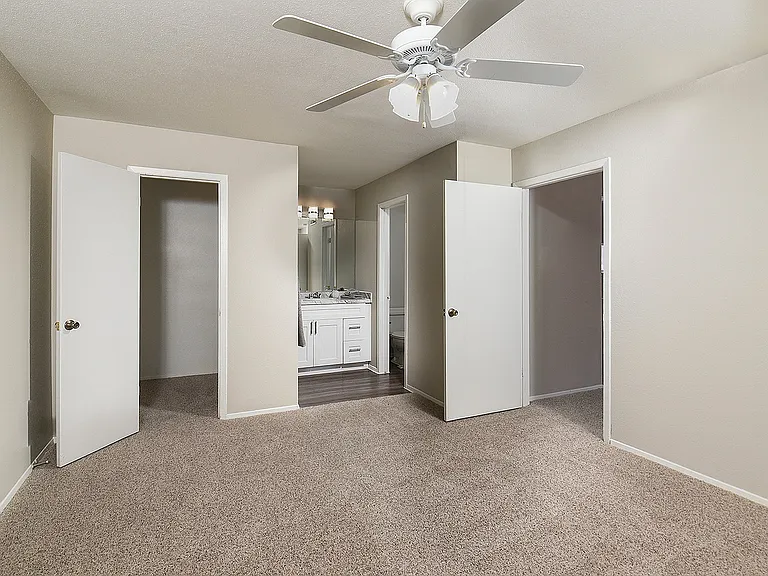 Cricket Hollow Apartments — Photo 17