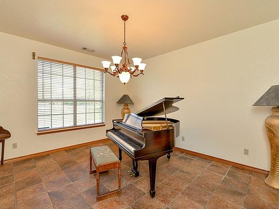 4th image of 302 Victorian Dr