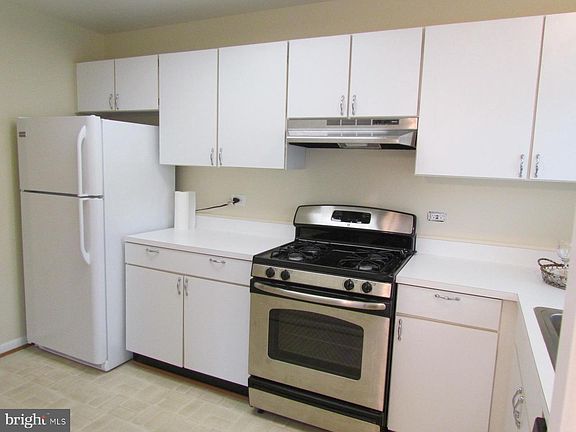 3rd image of 10656 Weymouth St #10656