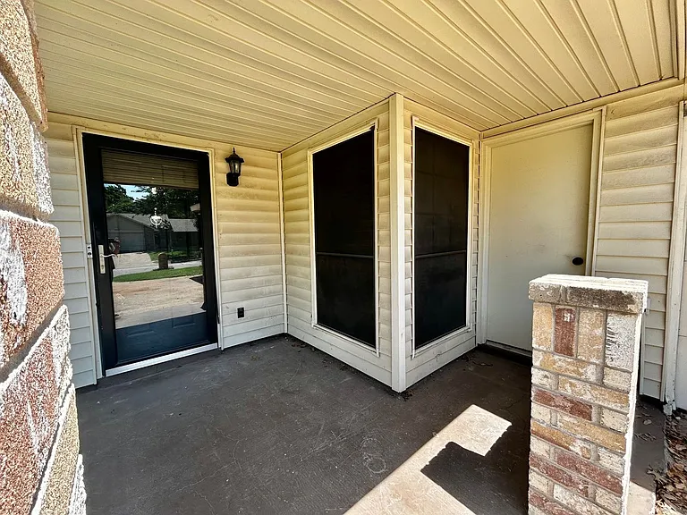 4205 Greencrest Dr — Photo 2