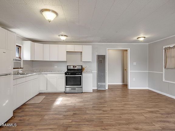 3rd image of 209 Camp St