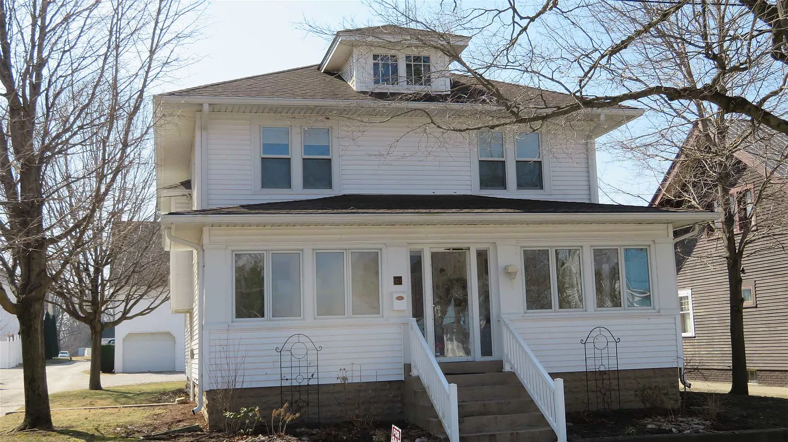 223 E Main St photo 1