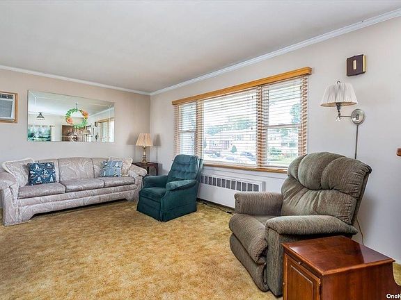 3rd image of 29 Meadowwood Ln