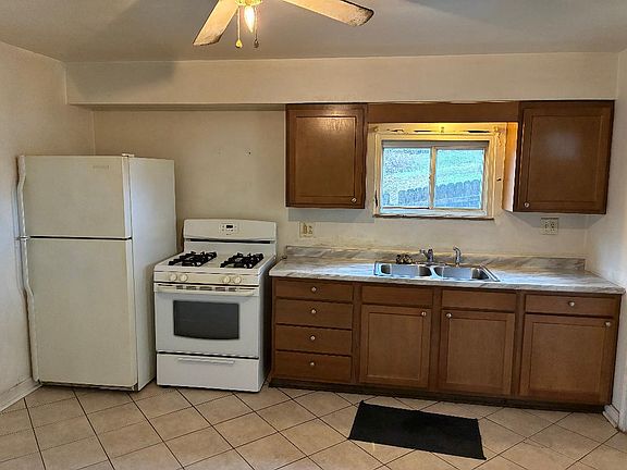 2nd image of 233 Marion St