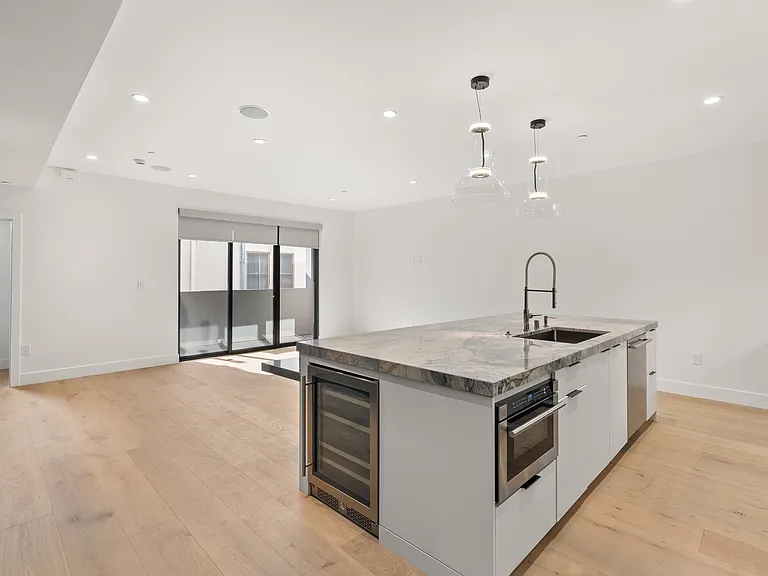 453 N Stanley Ave — Photo 22