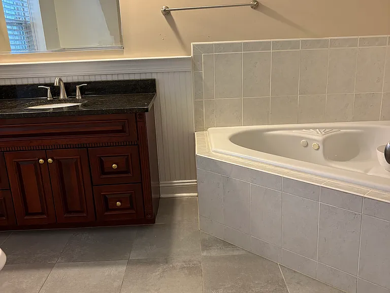 3rd Floor Shared Full Bath