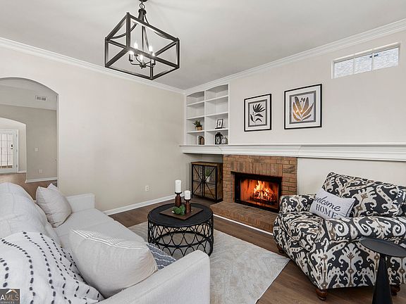4th image of 312 Pinehurst Way