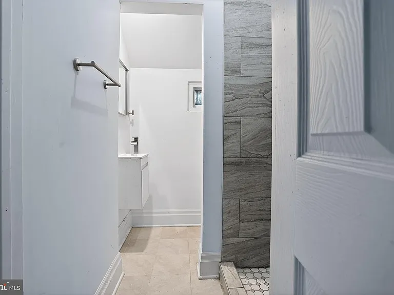 1302 N Dover St — Photo 26