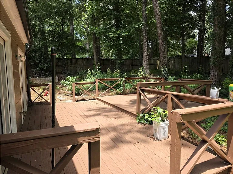135 Barrington Dr E — Photo 16