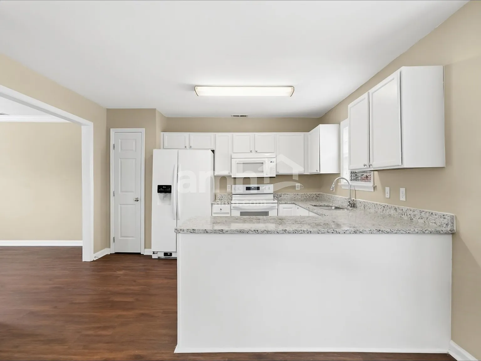 4 bed, 2.5 bath, 2067 sqft, $2,290 — Photo 4