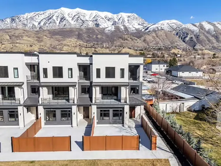 Jocelyn Court Townhomes — Photo 3