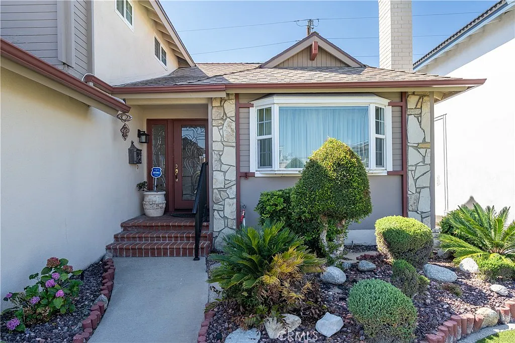 5 bed, 2258 sqft, $4,900 — Photo 4
