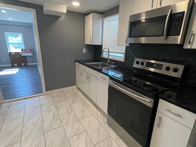 1010 Roselle St — Photo 2