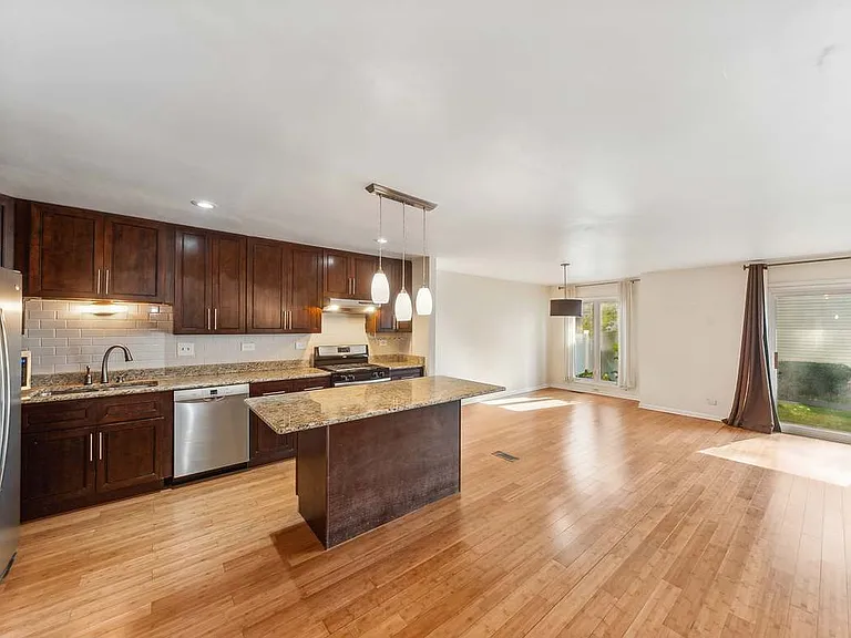 527 Winston Ln — Photo 3
