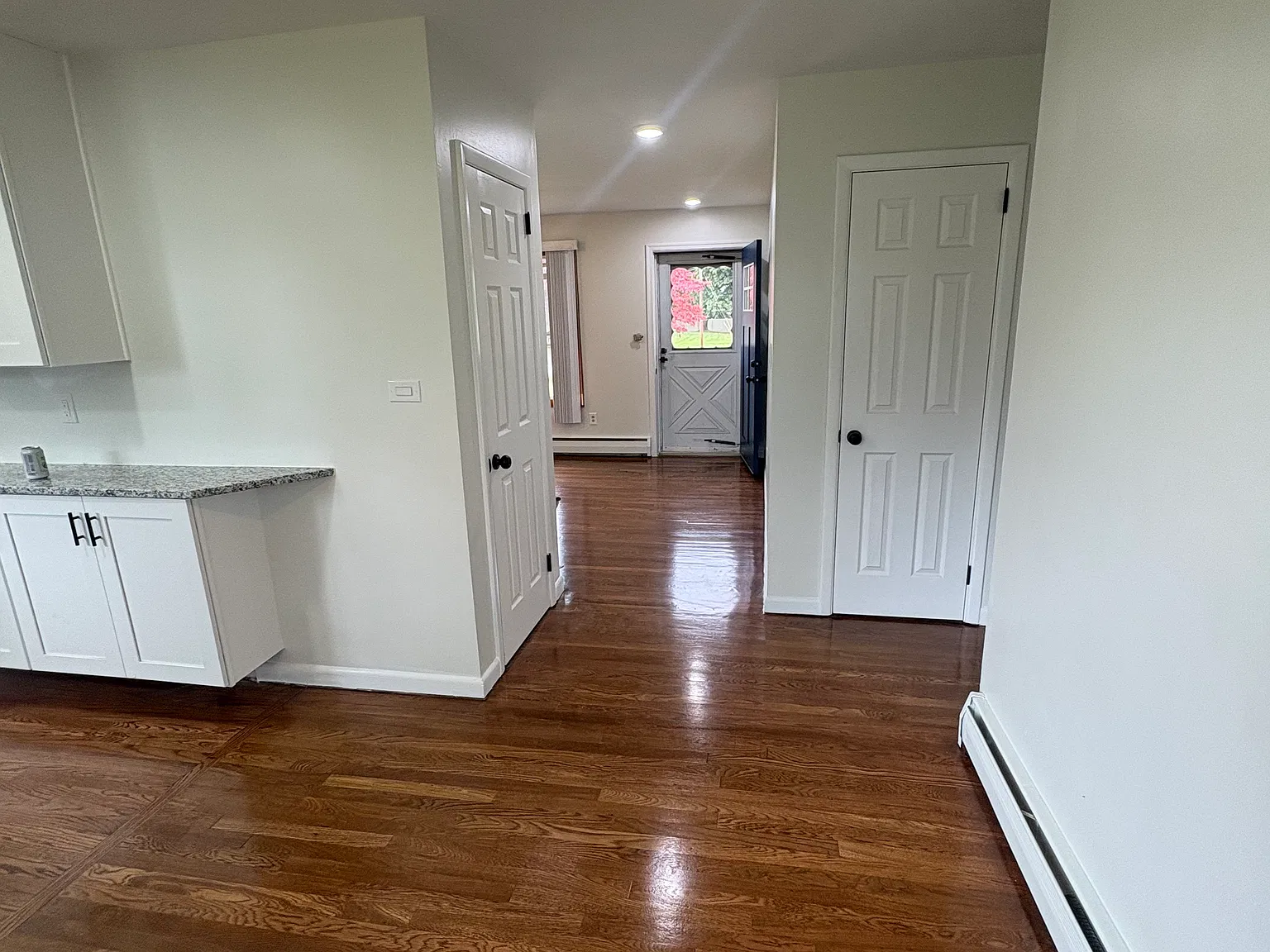 3 bed, 1.5 bath, 1000 sqft, $2,400 — Photo 3
