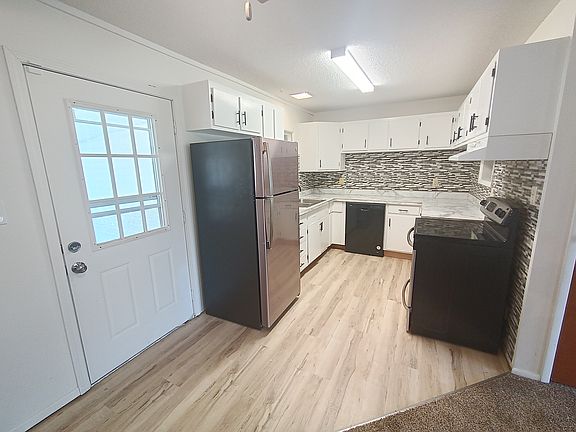 4th image of 912 N Arapaho St