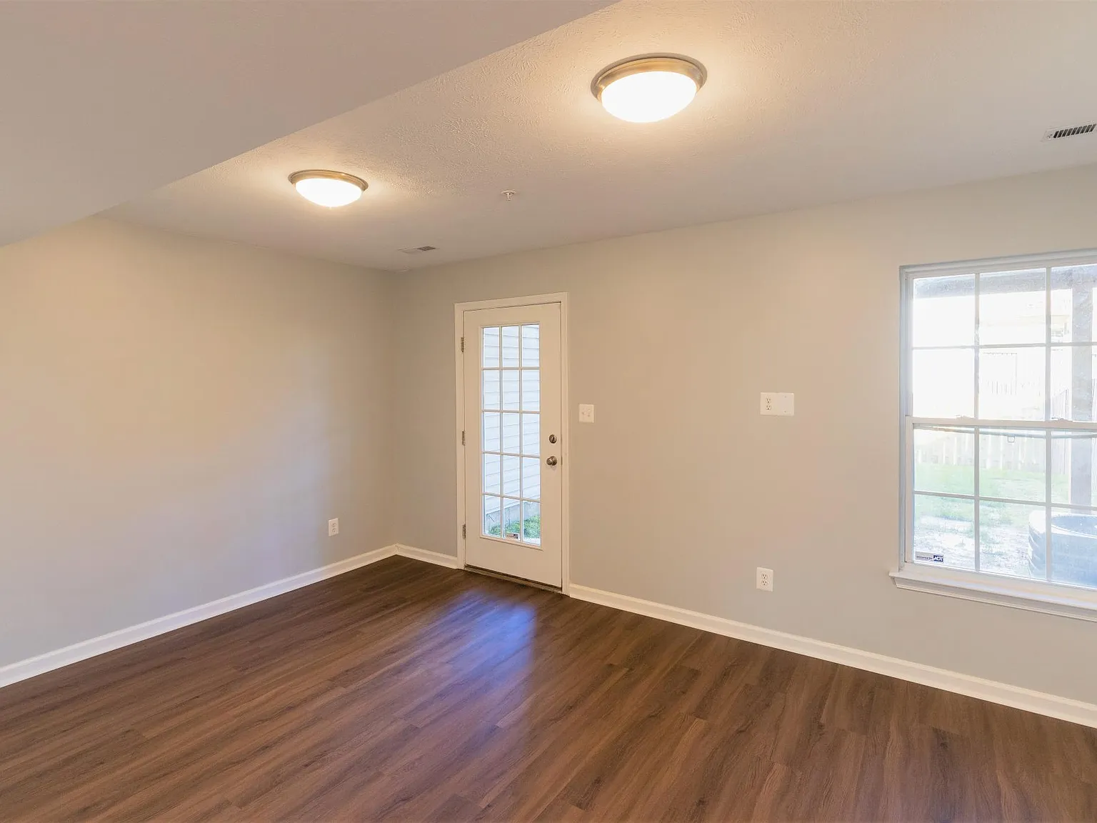 3 bed, 1980 sqft, $2,475 — Photo 4