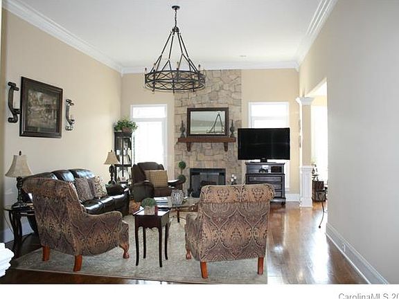 3rd image of 2023 Balmoral Dr