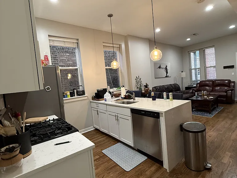 734 N Throop St #4R — Photo 1
