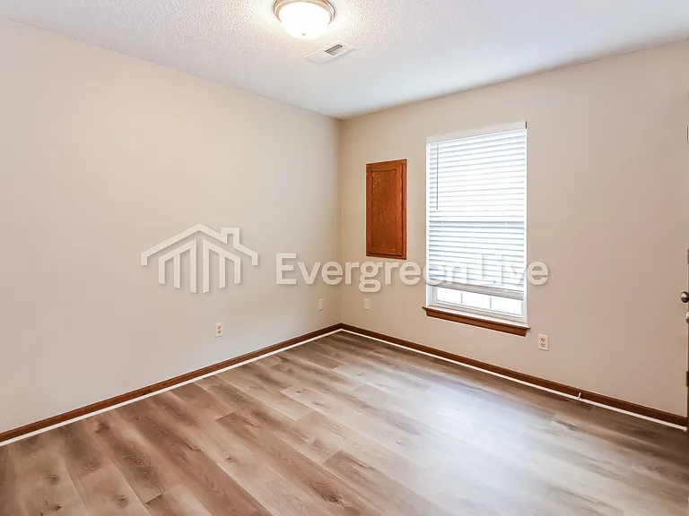 1501 Hawthorne Cir — Photo 12