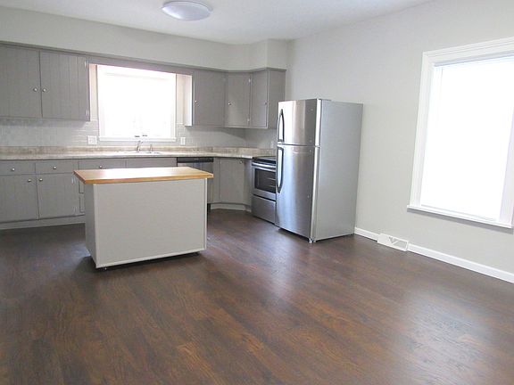 4th image of 946 Washington St