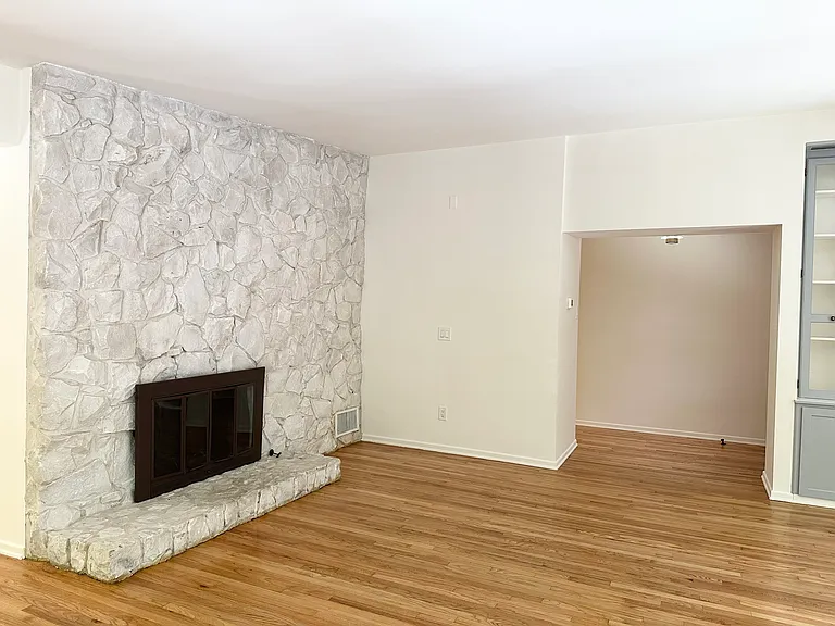 8640 Lookout Mountain Ave — Photo 9