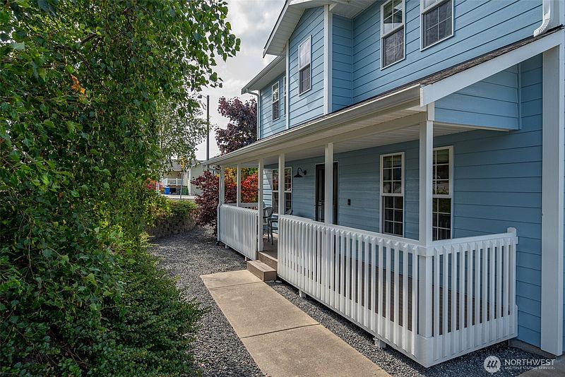 3rd image of 1589 SW Victory Street