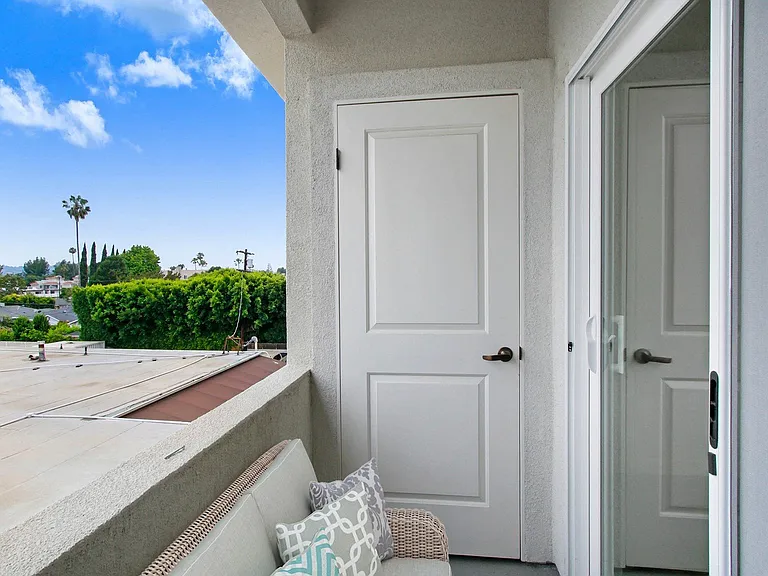 5501 Laurel Canyon Blvd — Photo 10