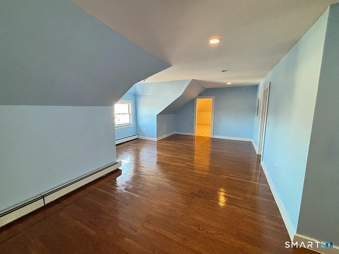 2 bed, 1.0 bath, 4991 sqft, $1,700 — Photo 3