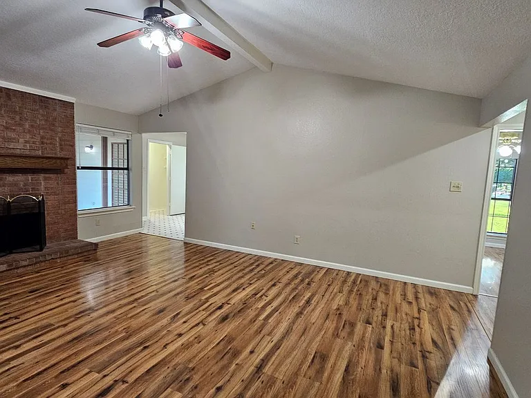 1402 Sheppard Ln — Photo 16