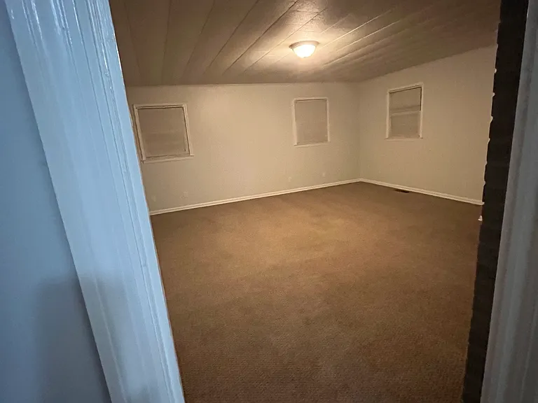 187 E Walnut St — Photo 36