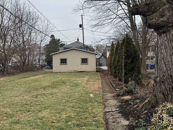 2nd image of 141 W Como Ave