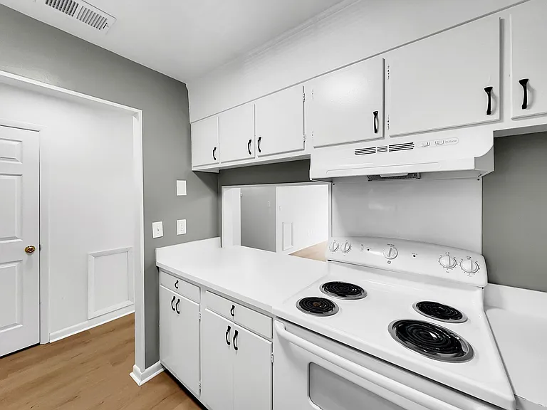 Chateau Orleans Apartments — Photo 6