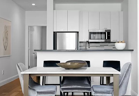 3rd image of 4214 Crescent St APT 10B