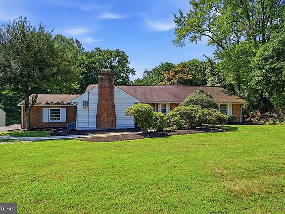 2nd image of 2745 Edgehill Rd