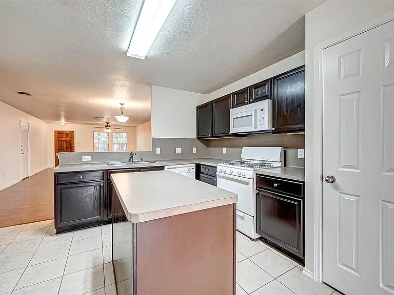 7910 Raven Creek Ln — Photo 20