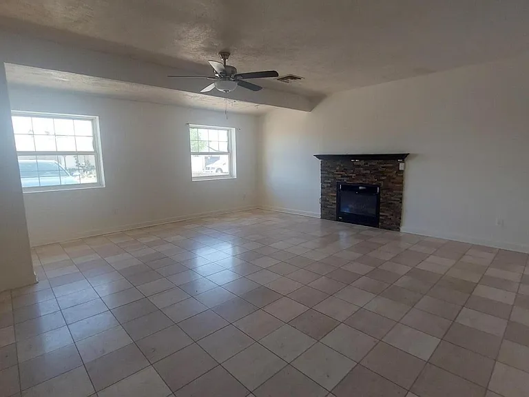 2448 W Freeway Ln — Photo 5