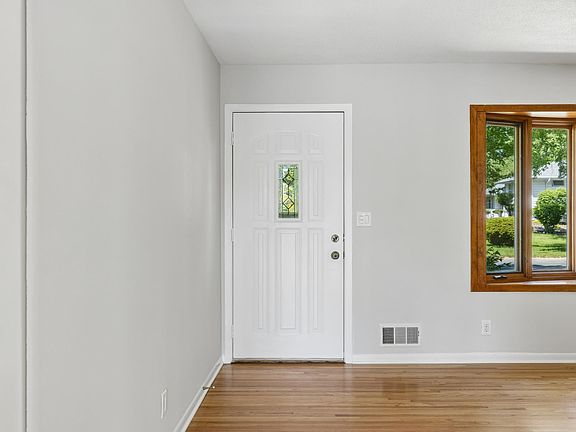 5th image of 2422 Oak St