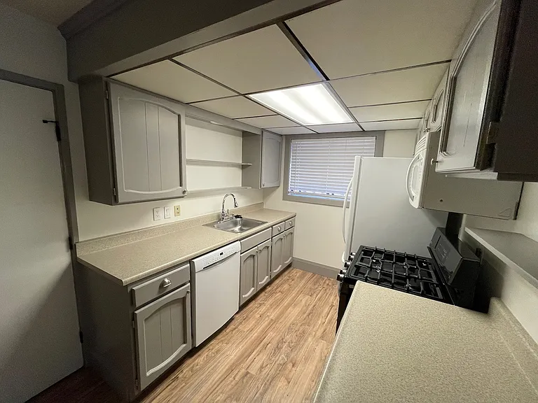 1040 Prouty Way — Photo 3