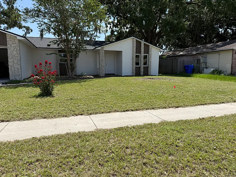2433 Benjamin Dr — Photo 1