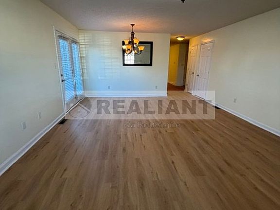 3rd image of 358 Williamsburg Ln