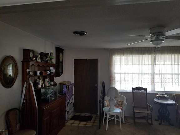 4th image of 33 Sandra Dr