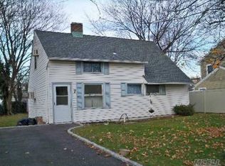 7 Thrush Ln, Levittown, NY 11756