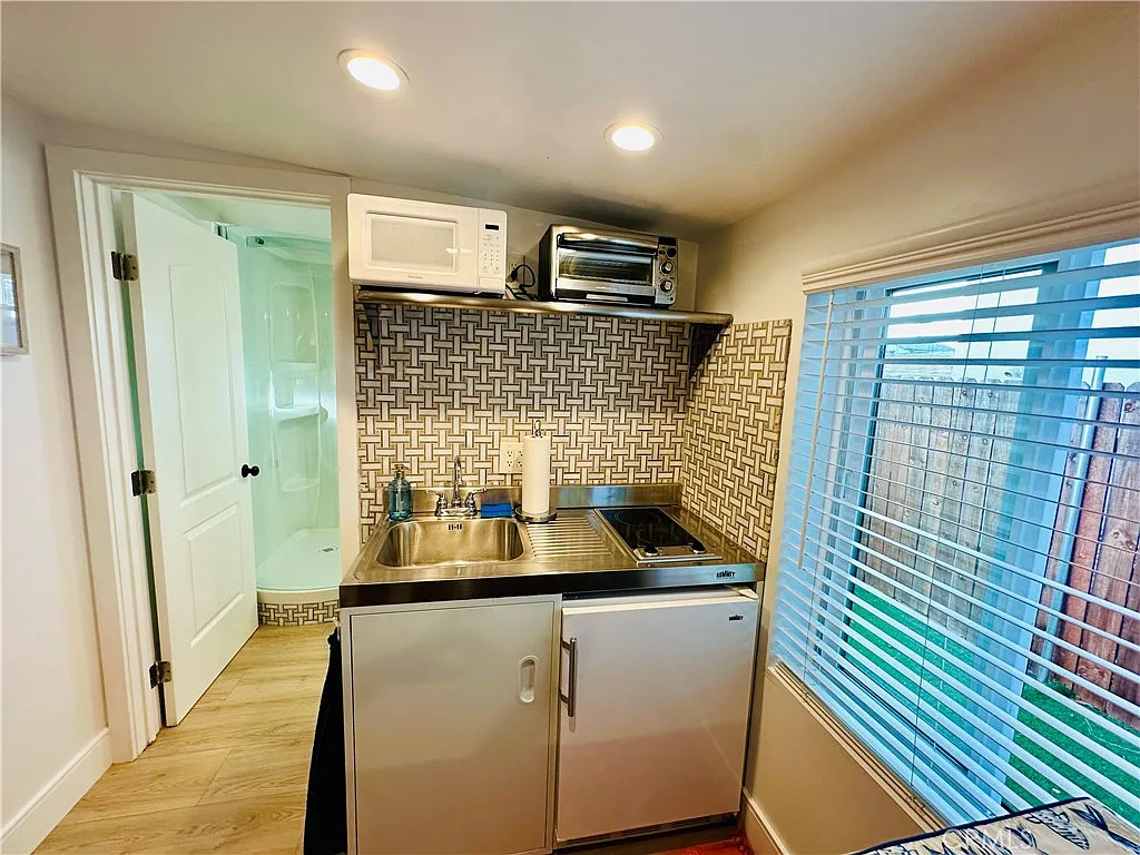Studio, 400 sqft, $2,600 — Photo 3