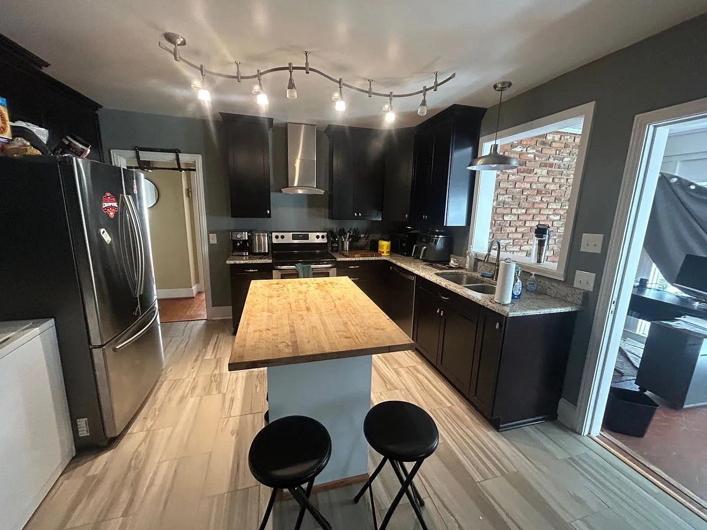 Pre-Leasing For The 20272028 School Year! 3 Bedrooms | 2 Bathrooms Available Early July 2027! — Photo 3
