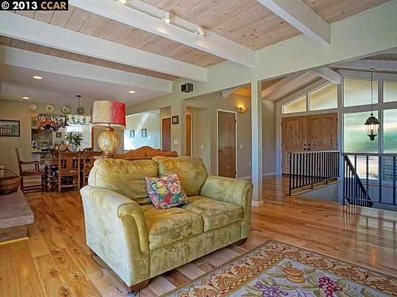 4th image of 8 Warfield Dr