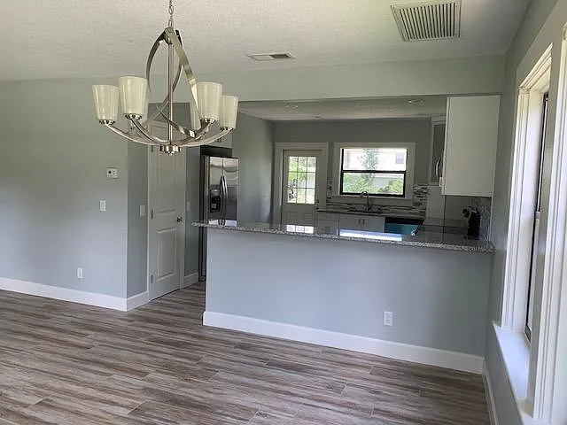 207 E Division St — Photo 3