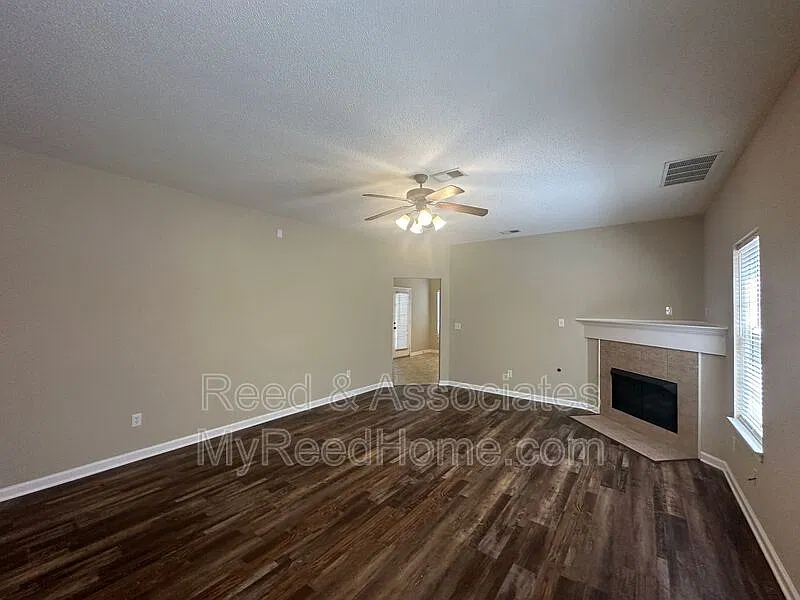 3 bed, 2.5 bath, 2082 sqft, $1,745 — Photo 2